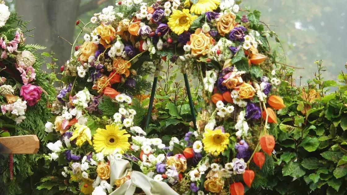 Tipos de coroas de flores e o significado de cada arranjo