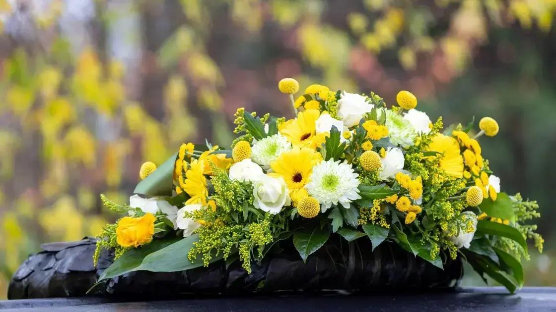 Diferença entre coroas, arranjos e buquês para velório